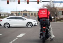 DoorDash planea destinar más de $50 millones en ayuda para gasolina a sus repartidores Un repartidor de comida espera a que cambie el semáforo en Lone Tree, Colorado. (Foto AP/David Zalubowski, Archivo)
