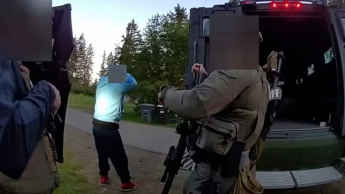 Momento en el que un equipo SWAT detiene al sospechoso de un apuñalamiento — Imagen: Oficina del sheriff del condado de Pierce