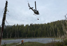 Rescate en helicóptero salva a excursionista en zona remota de Snohomish Momento en el que un helicóptero realiza maniobras para rescatar a un excursionista en Snohomish — Imagen: SCVSAR