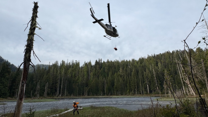Momento en el que un helicóptero realiza maniobras para rescatar a un excursionista en Snohomish — Imagen: SCVSAR