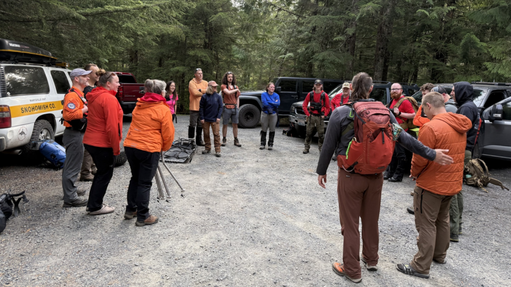Un equipo de respuesta rápida preparándose para empezar las labores de rescate en Snohomish — Imagen: SCVSAR 