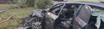 Vehículo con daños severos y señales de incendio tras un aparatoso choque cerca del lago Stickney — Imagen: Oficina del sheriff del condado de Snohomish