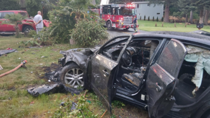 Vehículo con daños severos y señales de incendio Vehículo con daños severos y señales de incendio tras un aparatoso choque cerca del lago Stickney — Imagen: Oficina del sheriff del condado de Snohomish