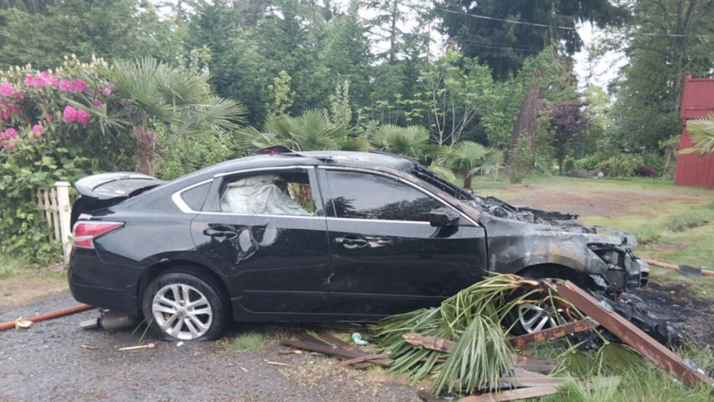 Vehículo involucrado en el choque quedó con daños importantes luego de que el conductor presuntamente perdiera el control mientras circulaba a exceso de velocidad — Imagen: Oficina del sheriff del condado de Snohomish