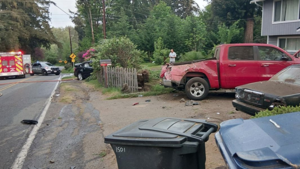 Equipos de emergencia respondieron a un aparatoso accidente cerca del lago Stickney luego de que un conductor presuntamente circulando a exceso de velocidad perdiera el control y chocara con dos vehículos estacionados y parte de una propiedad residencial — Imagen: Oficina del sheriff del condado de Snohomish