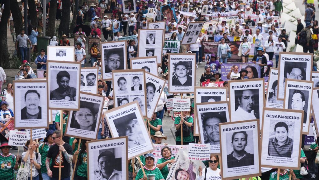 Familiares de personas desaparecidas sostienen fotografías de sus seres queridos durante una manifestación celebrada el Día de la Madre en Ciudad de México, el domingo 10 de mayo de 2026. (Foto AP/Fernando Llano)