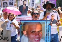 Reclutamiento forzado: más de 18 mil niños y adolescentes desaparecidos en México En el marco del Día de las Madres, familias y madres buscadoras gritan consignas exigiendo el regreso de sus seres queridos durante una manifestación en Ciudad de México, el domingo 10 de mayo de 2026. (Foto AP/Fernando Llano)