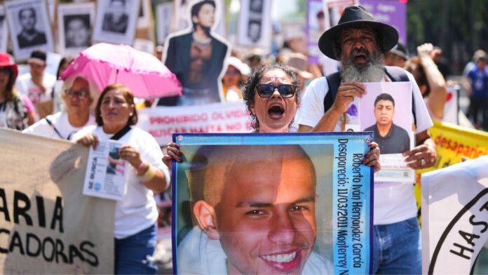 En el marco del Día de las Madres, familias y madres buscadoras gritan consignas exigiendo el regreso de sus seres queridos durante una manifestación en Ciudad de México, el domingo 10 de mayo de 2026. (Foto AP/Fernando Llano)