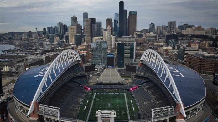 El Lumen Field —que durante el Mundial será denominado “Seattle Stadium”— y la zona centro de Seattle se observan en enero de 2026. (Foto AP/Lindsey Wasson, Archivo)