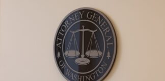 Acusan a Providence de violar derechos de empleadas embarazadas y en periodo de lactancia Insignia oficial de la Oficina del Fiscal General del Estado de Washington en el despacho del fiscal general Nick Brown del centro de Seattle — Foto: Latino Herald ™