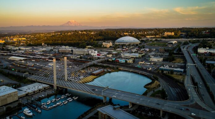 Tacoma evalúa despidos y fusión de departamentos por déficit de $27 millones Tacoma Washington Landmarks Landscape