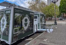 Baños públicos inteligentes llegan a Seattle antes del Mundial Módulos de baños públicos gratuitos instalados en una calle del centro de Seattle, cerca de la torre Smith Tower. Las estructuras incluyen acceso para personas con discapacidad y paneles solares en la parte superior.
