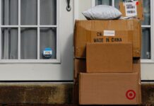 Washington entra al top 10 de estados con más reportes de paquetes robados o extraviados Paquetes apilados en la entrada de una vivienda. Los minoristas y las empresas de reparto han estado intentando combatir el robo de paquetes de diversas maneras. (Foto de AP/Matt Slocum, Archivo)