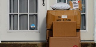 Washington entra al top 10 de estados con más reportes de paquetes robados o extraviados Paquetes apilados en la entrada de una vivienda. Los minoristas y las empresas de reparto han estado intentando combatir el robo de paquetes de diversas maneras. (Foto de AP/Matt Slocum, Archivo)