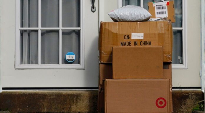 Washington entra al top 10 de estados con más reportes de paquetes robados o extraviados Paquetes apilados en la entrada de una vivienda. Los minoristas y las empresas de reparto han estado intentando combatir el robo de paquetes de diversas maneras. (Foto de AP/Matt Slocum, Archivo)