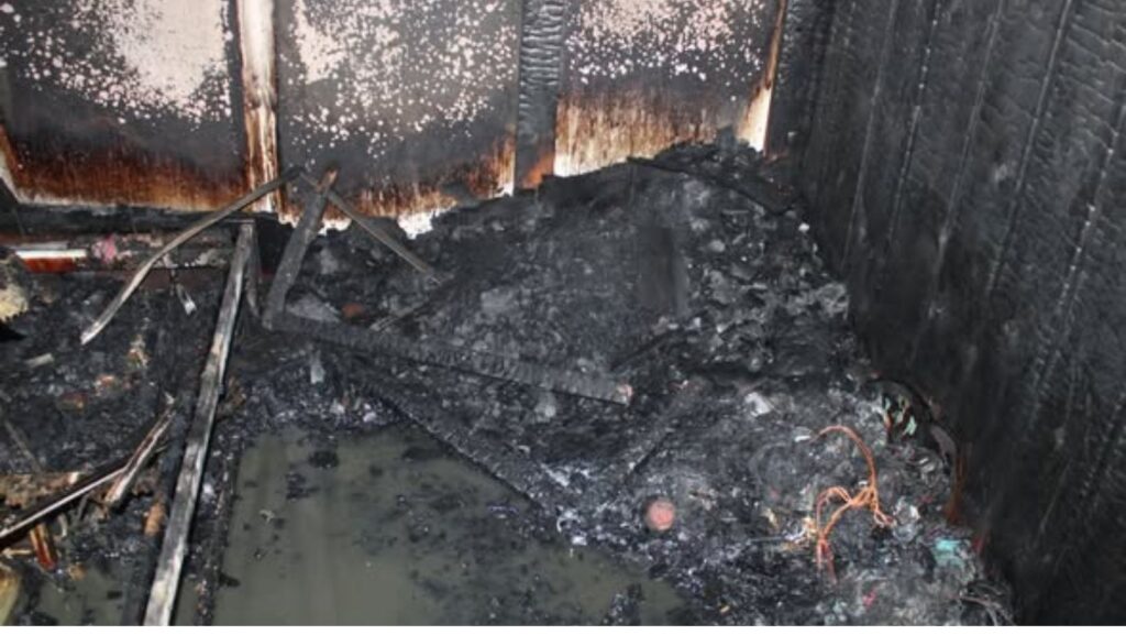 Estado de la habitación luego de ser afectada por el incendio — Imagen: Cuerpo de bomberos de la ciudad de Spokane