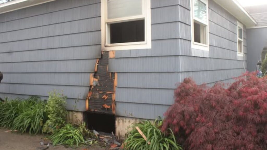 Daño en la parte exterior de la vivienda ocasionado por el incendio — Imagen: Cuerpo de bomberos de la ciudad de Spokane