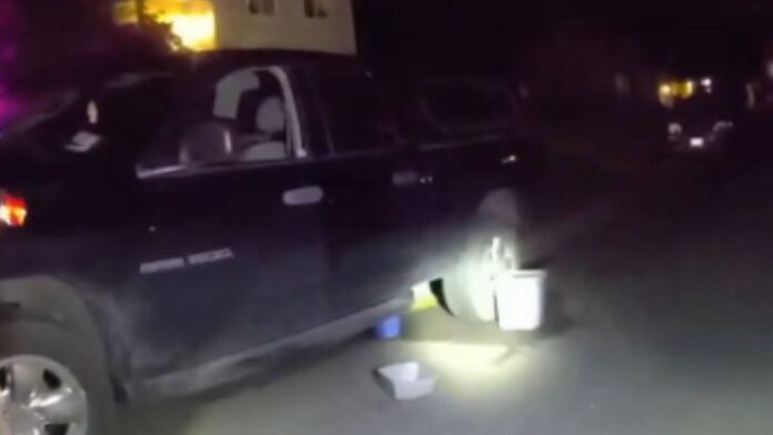 Envases encontrados alrededor de una camioneta a la cual presuntamente le intentaron robar combustible — Imagen: Oficina del sheriff del condado de Pierce