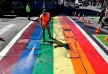 Éxodo de personas trans a Seattle genera presión en la ciudad Un empleado municipal limpia a presión un cruce peatonal pintado con los colores del arcoíris, como parte de una limpieza anual en el vecindario de Capitol Hill, en Seattle. (Foto AP/Elaine Thompson)