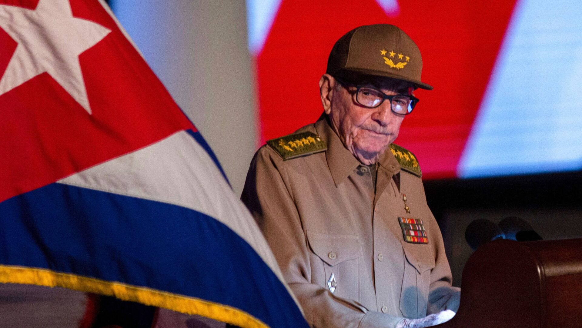 El expresidente Raúl Castro observa la bandera cubana durante su discurso en el acto de celebración del 65.º aniversario del triunfo de la Revolución, en Santiago de Cuba, el 1 de enero de 2024. (Foto AP/Ismael Francisco, Archivo)