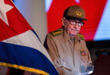 Estados Unidos acusa formalmente Raúl Castro por derribo de avionetas El expresidente Raúl Castro observa la bandera cubana durante su discurso en el acto de celebración del 65.º aniversario del triunfo de la Revolución, en Santiago de Cuba, el 1 de enero de 2024. (Foto AP/Ismael Francisco, Archivo)