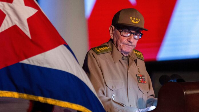 El expresidente Raúl Castro observa la bandera cubana durante su discurso en el acto de celebración del 65.º aniversario del triunfo de la Revolución, en Santiago de Cuba, el 1 de enero de 2024. (Foto AP/Ismael Francisco, Archivo)