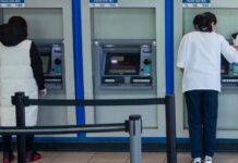 Trump busca que los bancos revisen información migratoria de sus clientes Cliente realiza transacciones bancarias en un cajero automático. (AP Photo/Mary Altaffer, File)