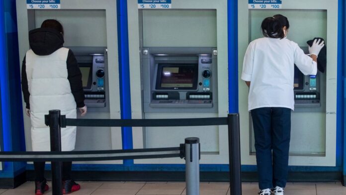 Cliente realiza transacciones bancarias Cliente realiza transacciones bancarias en un cajero automático. (AP Photo/Mary Altaffer, File)