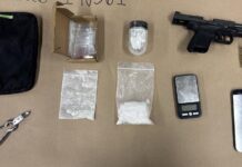 Sur Seattle: Arrestan a motociclista armado y en posesión de drogas Arma de fuego, municiones, materiales de empaque, una báscula digital y presuntas drogas recuperados por la policía durante una parada de tráfico — Imagen: SPD