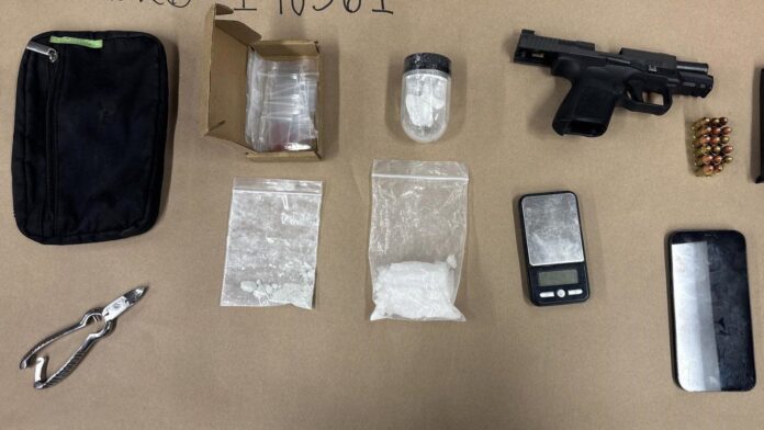 Arma de fuego, municiones, materiales de empaque, una báscula digital y presuntas drogas Arma de fuego, municiones, materiales de empaque, una báscula digital y presuntas drogas recuperados por la policía durante una parada de tráfico — Imagen: SPD