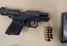 ¿Tiene un arma que ya no quiere? Shoreline ofrece hasta $300 sin cuestionar Arma de fuego y municiones recuperadas por la policía durante una parada de tráfico — Imagen: SPD