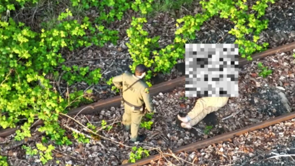 Momento en el que un agente consigue a un hombre herido por el incendio en el puente ferroviario de Snohomish — Imagen: Oficina del Sheriff del condado de Snohomish