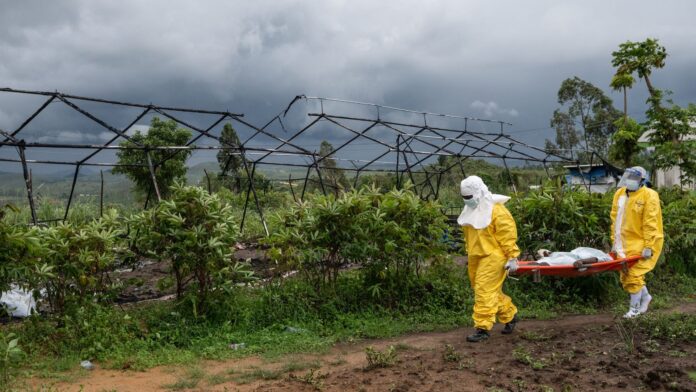 Personal médico traslada a un paciente con ébola a un centro de tratamiento en Rwampara, Congo, el jueves 21 de mayo de 2026. (Foto AP/Moses Sawasawa)