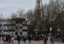 Seattle Center avanza hacia una posible renovación multimillonaria El Seattle Center con el edificio del Armory como fondo