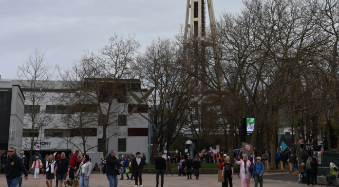Seattle Center avanza hacia una posible renovación multimillonaria El Seattle Center con el edificio del Armory como fondo