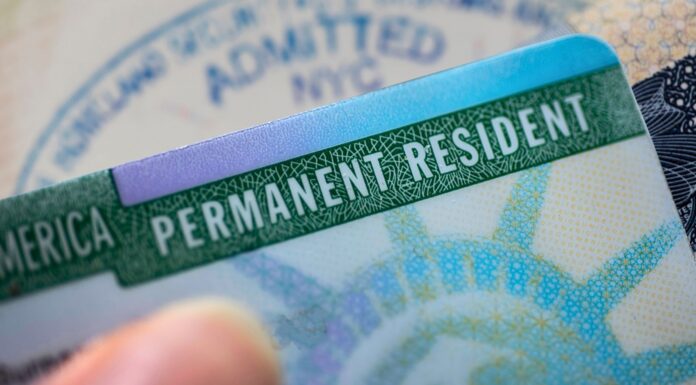 ¿Buscas obtener tu green card? Nueva política migratoria podría complicar el trámite