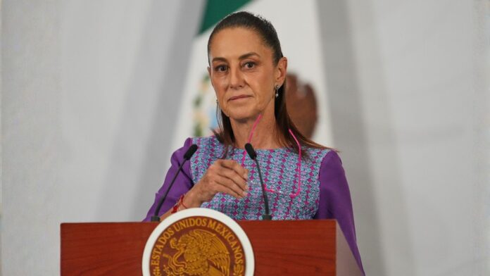 La presidenta Sheinbaum ofrece su conferencia de prensa matutina diaria en Palacio Nacional. (Foto AP/Fernando Llano)