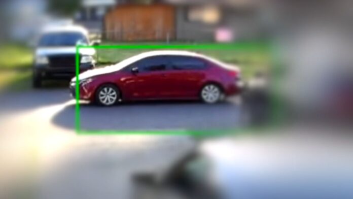 Captura de pantalla del video publicado por las autoridades donde se ve el vehículo de interés en el caso del asesinato del adolescente en Parkland — Imagen: Oficina del sheriff del condado de Pierce