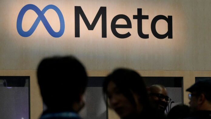 Asistentes visitan el stand de Meta en la Game Developers Conference en San Francisco. La empresa matriz de Facebook, Instagram y WhatsApp anunció recientemente una nueva ronda de despidos que afectan a cientos de trabajadores en el área metropolitana de Seattle. (Foto de AP/Jeff Chiu, Archivo)