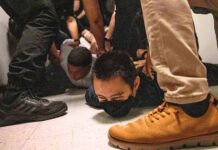 Salidas voluntarias de inmigrantes aumentan en medio de agresivas políticas migratorias Un hombre oriundo de República Dominicana, a la izquierda, y un activista, a la derecha, son detenidos por agentes de ICE vestidos de civil después de una audiencia en una corte migratoria en Nueva York. (AP Foto/Yuki Iwamura, Archivo)