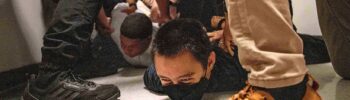 Un hombre oriundo de República Dominicana, a la izquierda, y un activista, a la derecha, son detenidos por agentes de ICE vestidos de civil después de una audiencia en una corte migratoria en Nueva York. (AP Foto/Yuki Iwamura, Archivo)