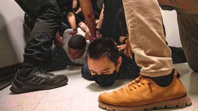 Un hombre oriundo de República Dominicana, a la izquierda, y un activista, a la derecha, son detenidos por agentes de ICE vestidos de civil después de una audiencia en una corte migratoria en Nueva York. (AP Foto/Yuki Iwamura, Archivo)