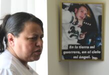 Investigación de AP revela aumento “alarmante” de suicidios entre detenidos de ICE Adriana Garzón, madre de Brayan Rayo Garzón, quien murió por suicidio mientras estaba bajo custodia del ICE en abril de 2025, posa junto a una foto de Rayo que dice 'En la tierra, mi guerrero; en el cielo, mi ángel', en el hogar de Garzón