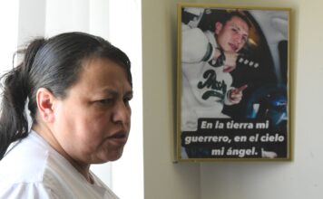 Investigación de AP revela aumento “alarmante” de suicidios entre detenidos de ICE Adriana Garzón, madre de Brayan Rayo Garzón, quien murió por suicidio mientras estaba bajo custodia del ICE en abril de 2025, posa junto a una foto de Rayo que dice 'En la tierra, mi guerrero; en el cielo, mi ángel', en el hogar de Garzón