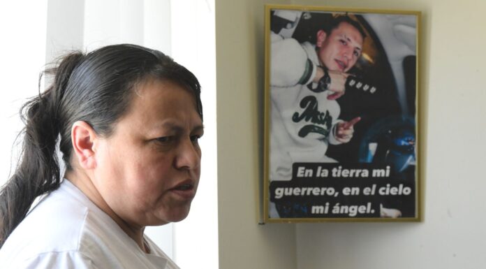Investigación de AP revela aumento “alarmante” de suicidios entre detenidos de ICE Adriana Garzón, madre de Brayan Rayo Garzón, quien murió por suicidio mientras estaba bajo custodia del ICE en abril de 2025, posa junto a una foto de Rayo que dice 'En la tierra, mi guerrero; en el cielo, mi ángel', en el hogar de Garzón