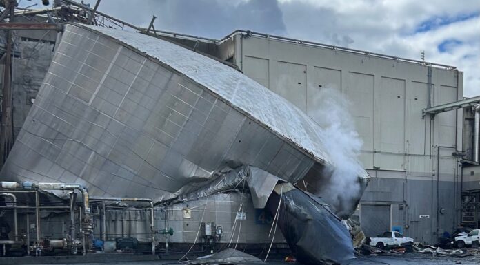 Implosión en fábrica de papel de WA deja nueve desaparecidos y pocas esperanzas de rescate Estado del tanque que implosionó en una plata de papel en Washington — Imagen: Departamento de Bomberos de Longview