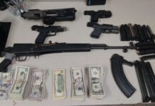 Hombre acusado de robar $6,000 se atrincheró armado en Shelton antes de ser arrestado Armas, municiones y dinero recuperados por las autoridades luego del arresto — Imagen: Oficina del sheriff del condado de Mason
