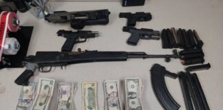 Hombre acusado de robar $6,000 se atrincheró armado en Shelton antes de ser arrestado Armas, municiones y dinero recuperados por las autoridades luego del arresto — Imagen: Oficina del sheriff del condado de Mason