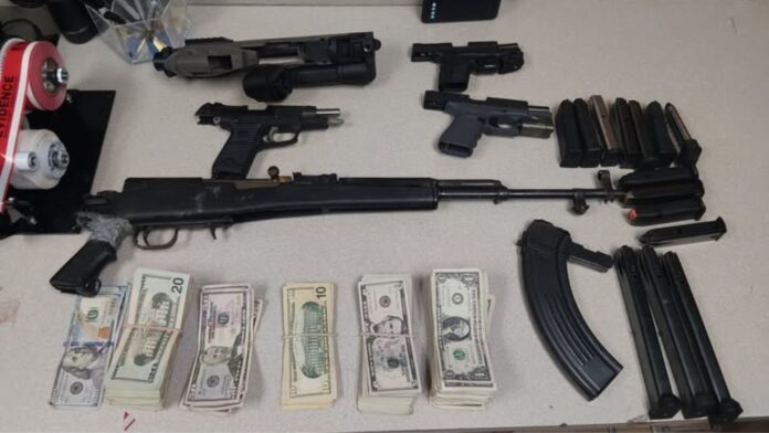 Armas, municiones y dinero recuperados por las autoridades luego del arresto — Imagen: Oficina del sheriff del condado de Mason
