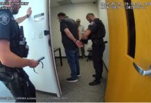 Ex pastor enfrenta acusaciones de abuso sexual infantil y voyerismo en WA Momento en el que un ex pastor juvenil es detenido por acusaciones de abuso infantil y voyerismo — Imagen: Departamento de policía de Renton